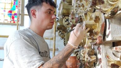 Foto: Cedida, interviniendo en el retablo de Villar de Domingo García