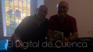 Foto: El autor conquense Sebastián Martínez «Tanin» y Miguel Romero en la presentación de La ciudad violada