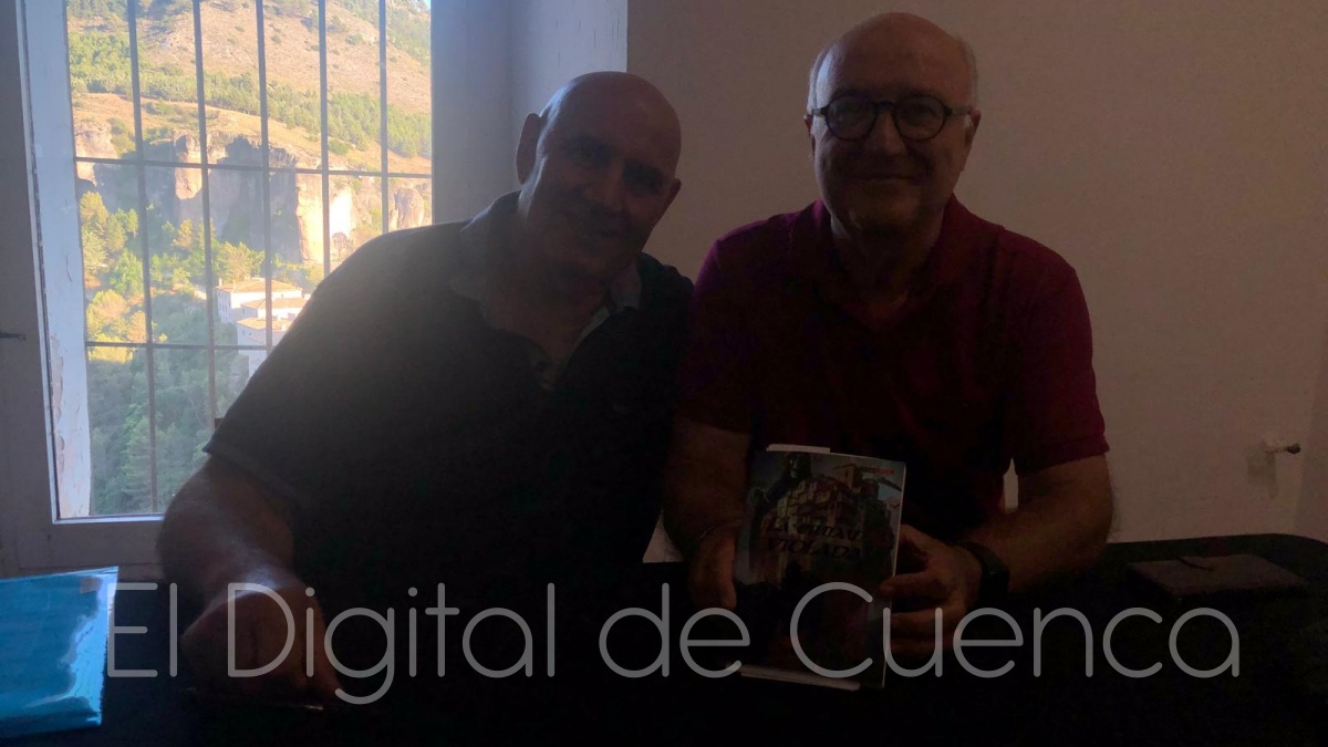Foto: El autor conquense Sebastián Martínez «Tanin» y Miguel Romero en la presentación de La ciudad violada