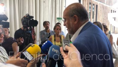 Martínez Guijarro atendiendo a los medios de comunicación este lunes en Cuenca