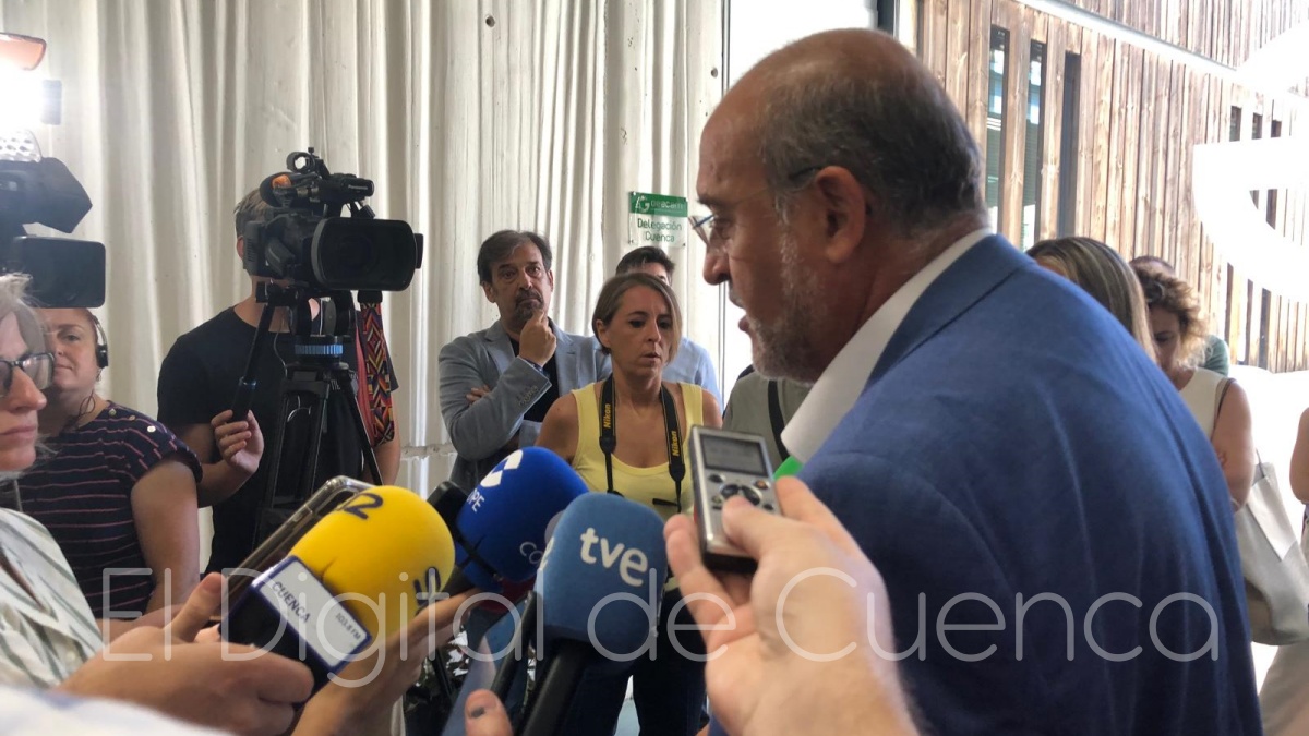 Martínez Guijarro atendiendo a los medios de comunicación este lunes en Cuenca