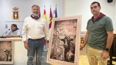 Foto: El alcalde de Cuenca, Darío Dolz junto al Cartelista, Adrián Rodríguez