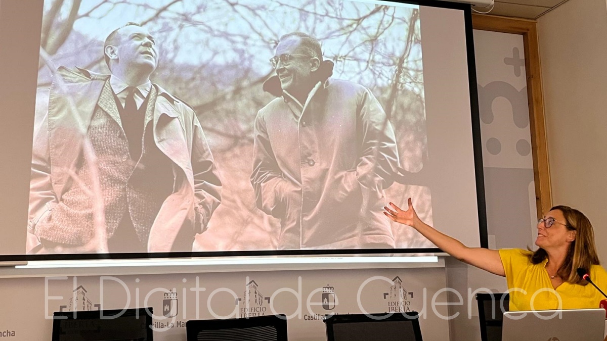 Foto: Gustavo Torner y Fernando Zóbel mirando a las Casas Colgadas. Lugar donde iría el Museo de Arte Abstracto Español